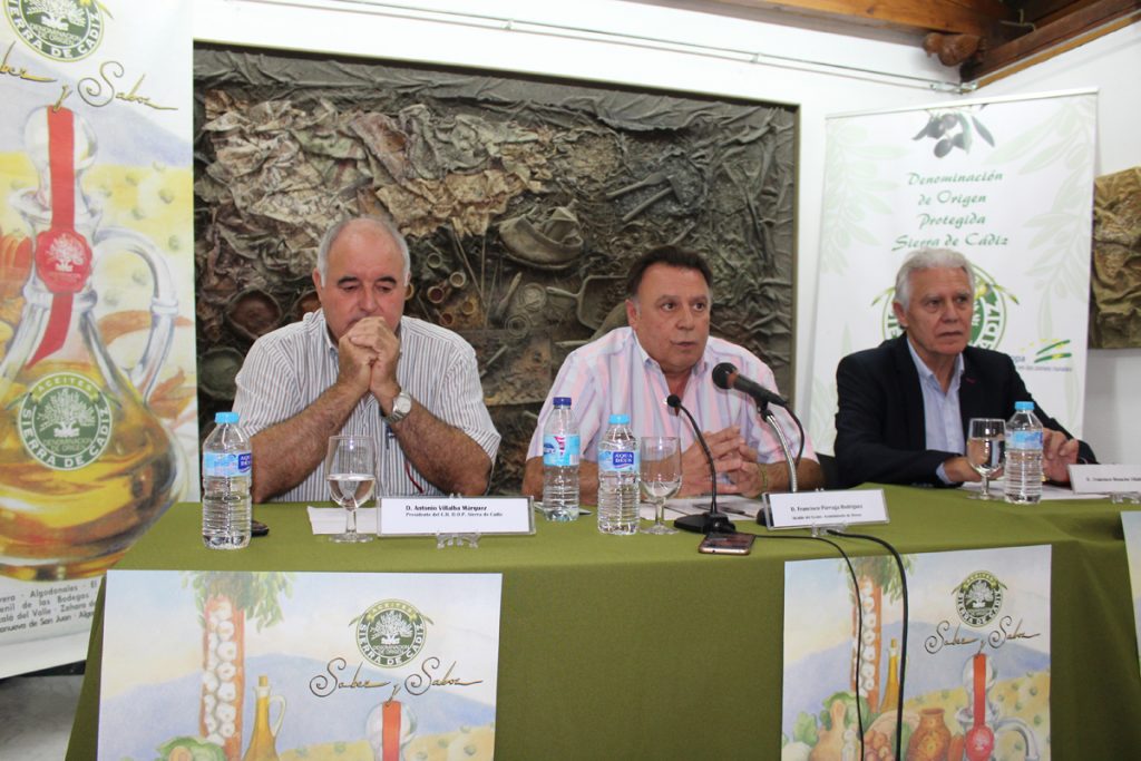 El Centro Cultural ‘La Cilla’ ha acogido la presentación del proyecto de Oleoturismo “El Aceite y el Patrimonio”, organizado por el Consejo Regulador de la Denominación de Origen Aceites Sierra de Cádiz.